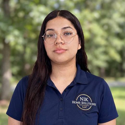 Integrante del equipo de NIK Home Solutions con uniforme